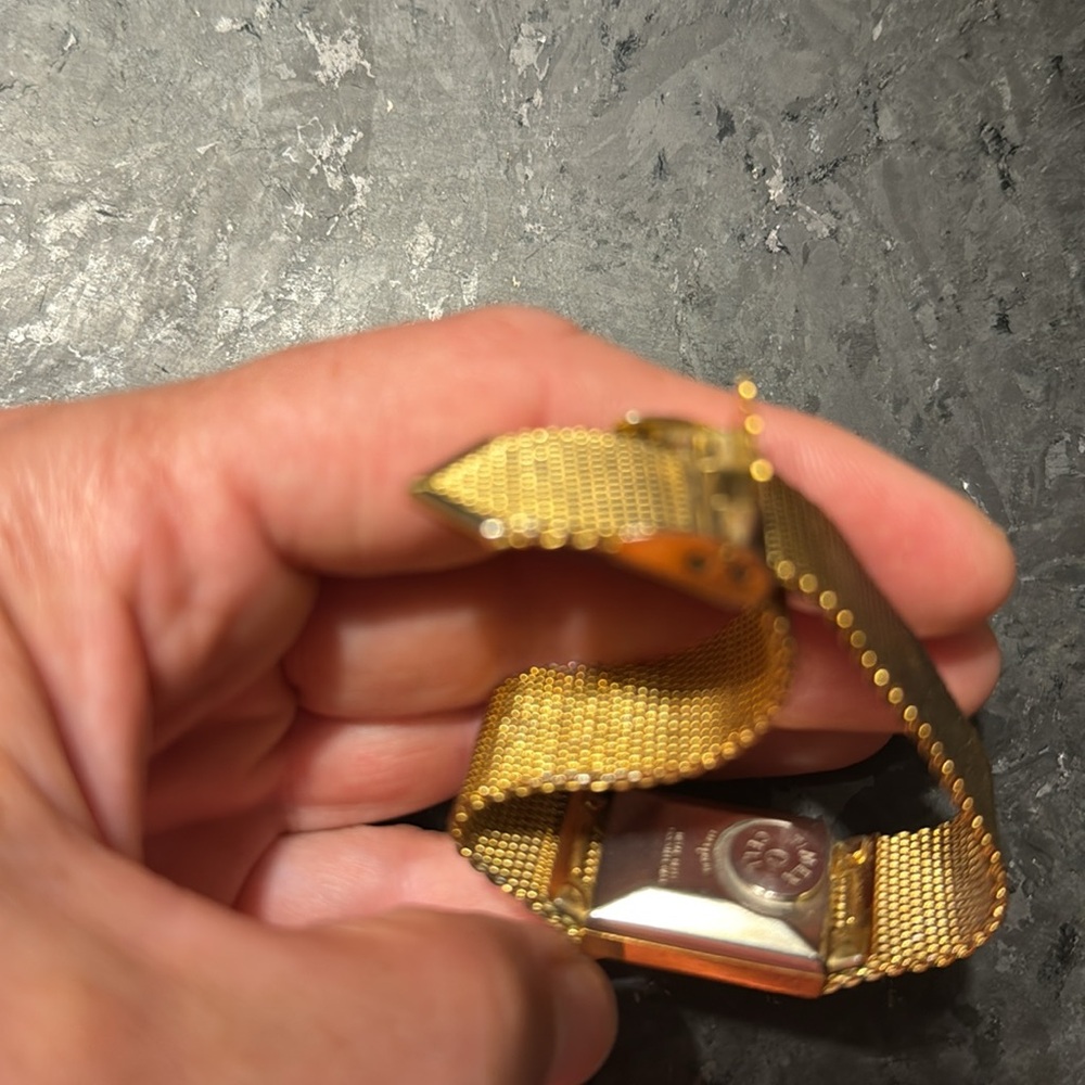 Elegant Gold Women's Watch - Picture 4 of 4